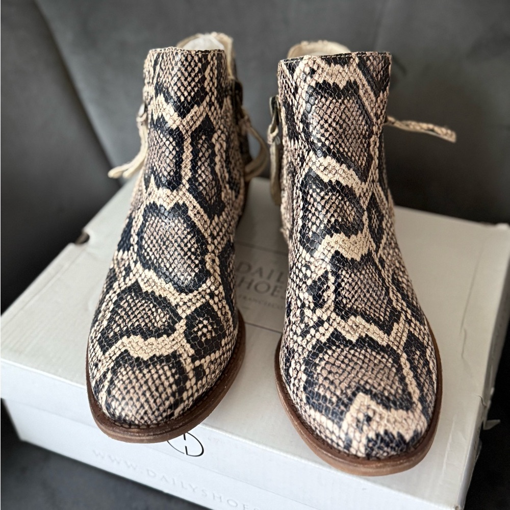 Gianni Bini Black/Cream Ankle Booties